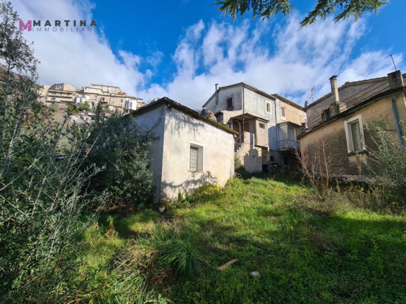 Rustic house to renovate with land
