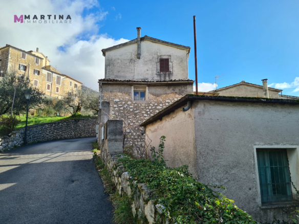 Rustic house to renovate with land