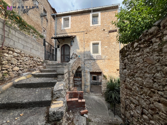 Appartamento e rustici con giardini privati
