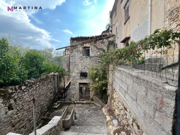 Appartamento e rustici con giardini privati