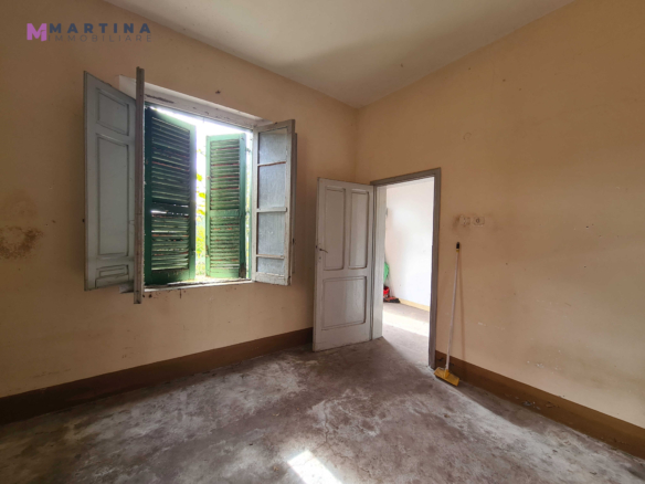 Detached house to renovate