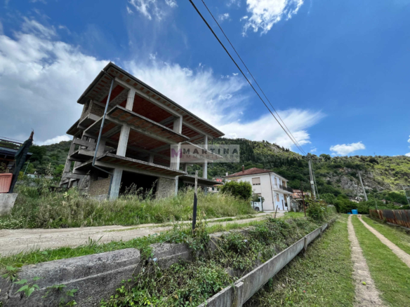 Struttura in cemento armato con giardino