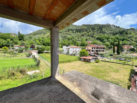 Struttura in cemento armato con giardino