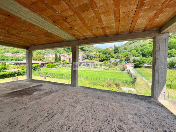 Struttura in cemento armato con giardino
