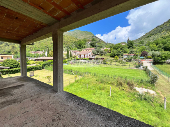 Struttura in cemento armato con giardino