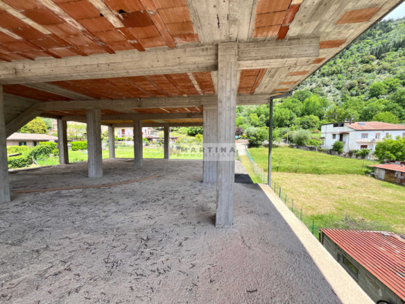 Struttura in cemento armato con giardino