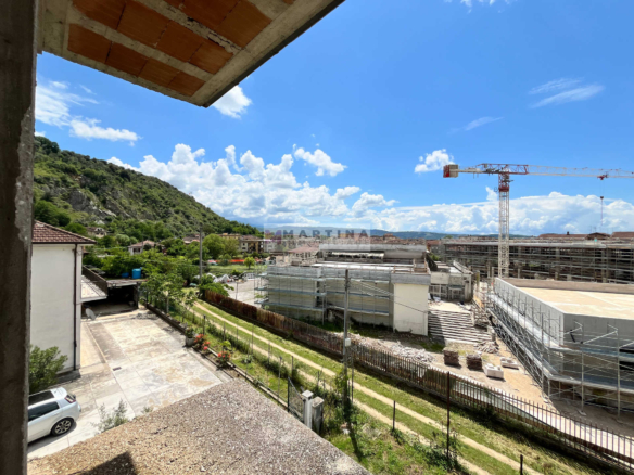 Struttura in cemento armato con giardino