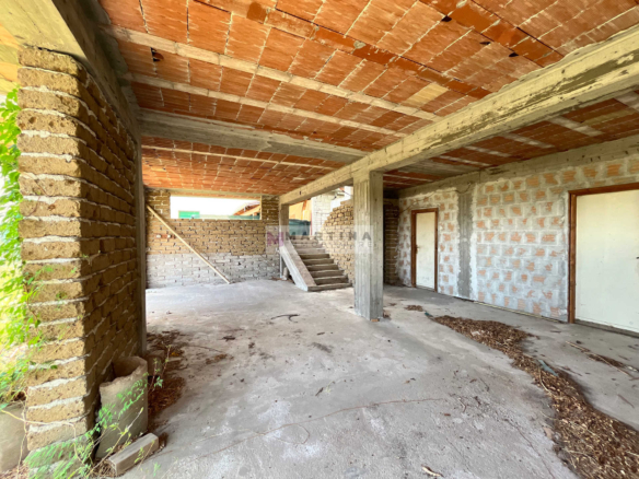Struttura in cemento armato con giardino