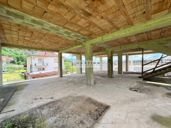 Struttura in cemento armato con giardino