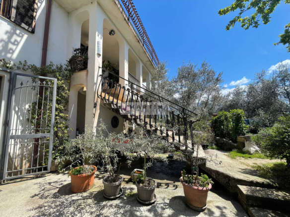 Casa indipendente con terreno