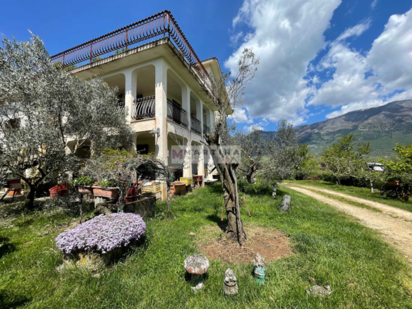 Casa indipendente con terreno