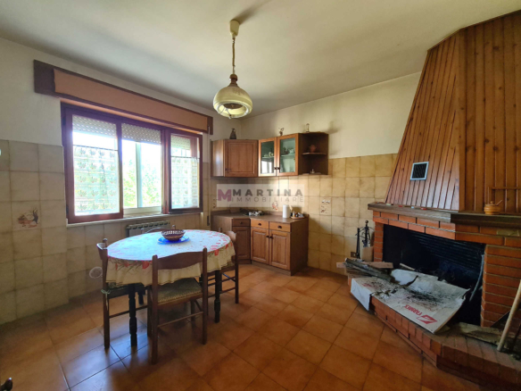 Complesso Immobiliare con Abitazioni, Fabbricati Rurali e Terreno