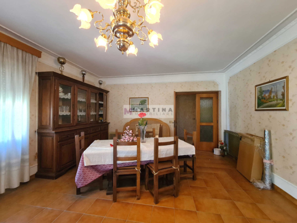 Complesso Immobiliare con Abitazioni, Fabbricati Rurali e Terreno