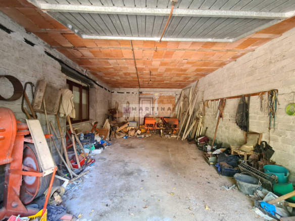 Complesso Immobiliare con Abitazioni, Fabbricati Rurali e Terreno