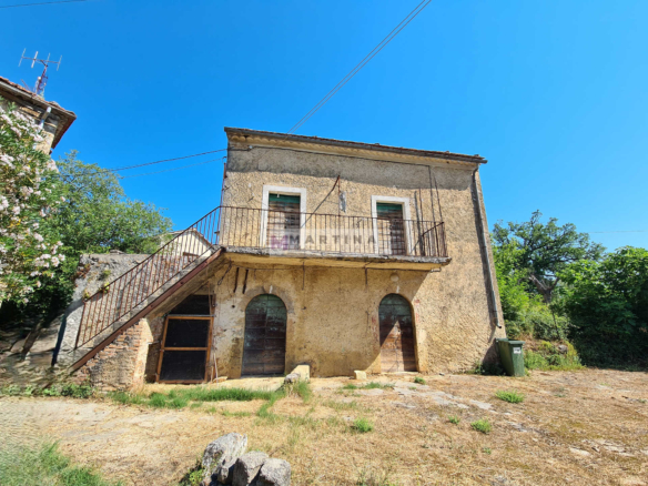 Complesso Immobiliare con Abitazioni, Fabbricati Rurali e Terreno