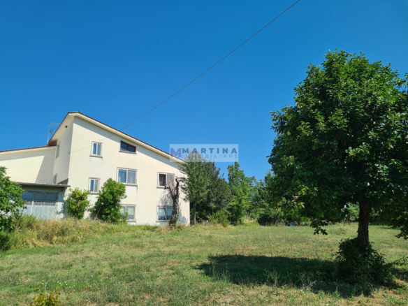 Complesso Immobiliare con Abitazioni, Fabbricati Rurali e Terreno