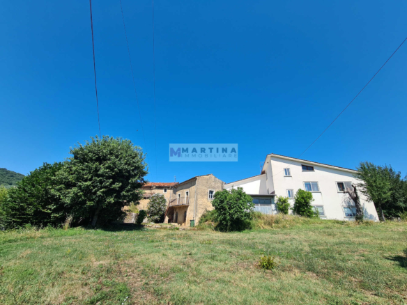 Complesso Immobiliare con Abitazioni, Fabbricati Rurali e Terreno