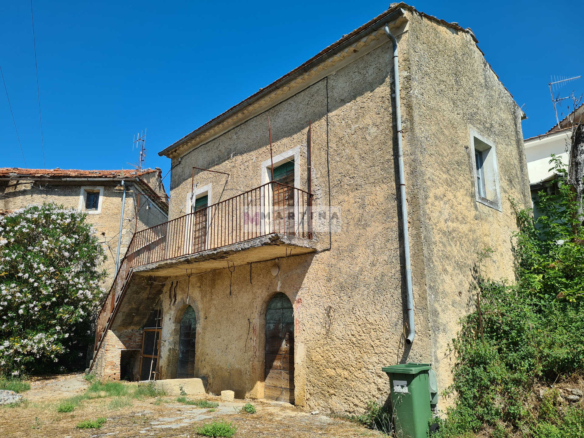 Complesso Immobiliare con Abitazioni, Fabbricati Rurali e Terreno