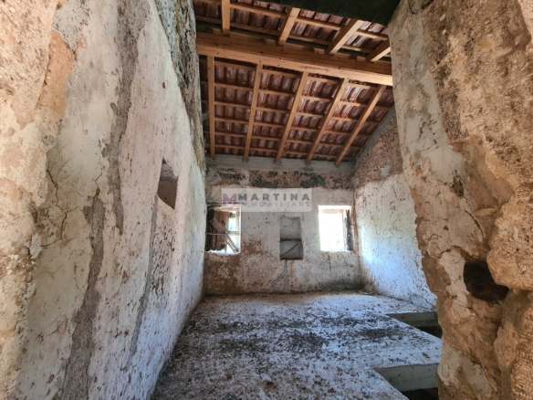 Complesso Immobiliare con Abitazioni, Fabbricati Rurali e Terreno