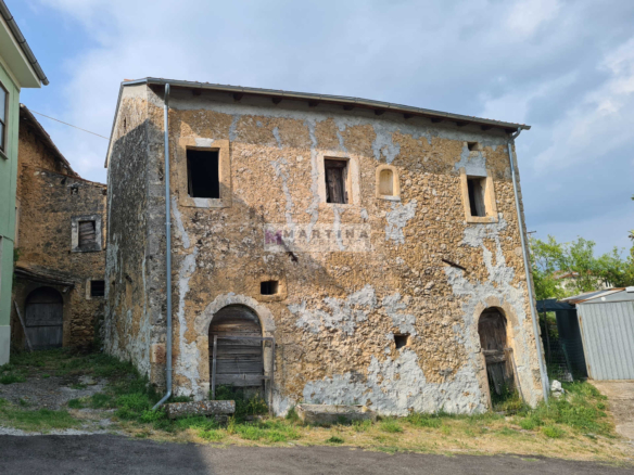 Complesso Immobiliare con Abitazioni, Fabbricati Rurali e Terreno