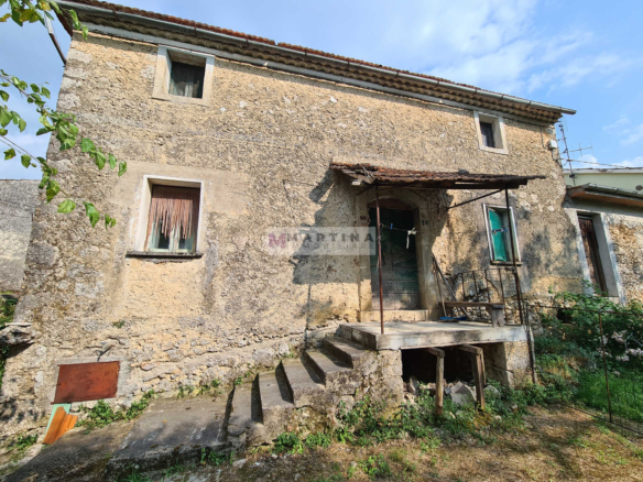 Complesso Immobiliare con Abitazioni, Fabbricati Rurali e Terreno