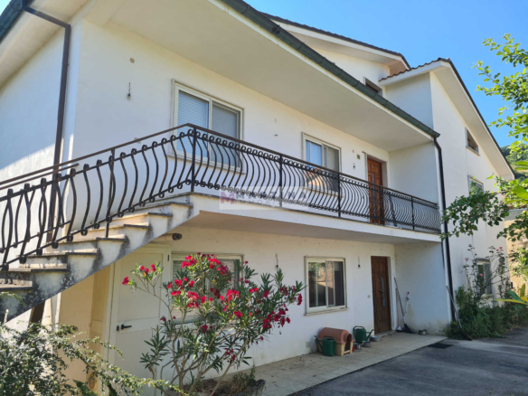 Complesso Immobiliare con Abitazioni, Fabbricati Rurali e Terreno