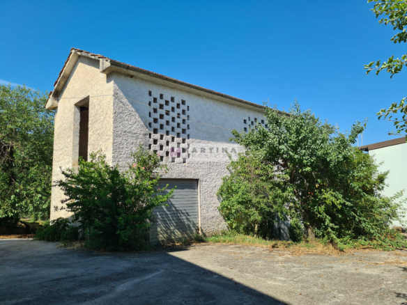 Complesso Immobiliare con Abitazioni, Fabbricati Rurali e Terreno