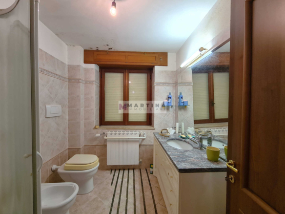 Complesso Immobiliare con Abitazioni, Fabbricati Rurali e Terreno