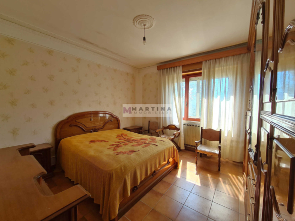 Complesso Immobiliare con Abitazioni, Fabbricati Rurali e Terreno