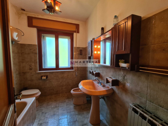 Complesso Immobiliare con Abitazioni, Fabbricati Rurali e Terreno