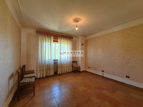 Complesso Immobiliare con Abitazioni, Fabbricati Rurali e Terreno