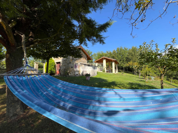 Casale immerso nella natura con terreno