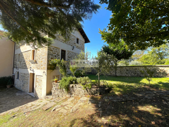 Casale immerso nella natura con terreno