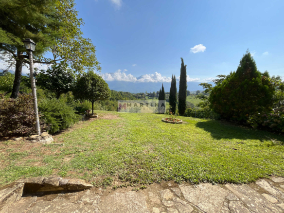 Casale immerso nella natura con terreno