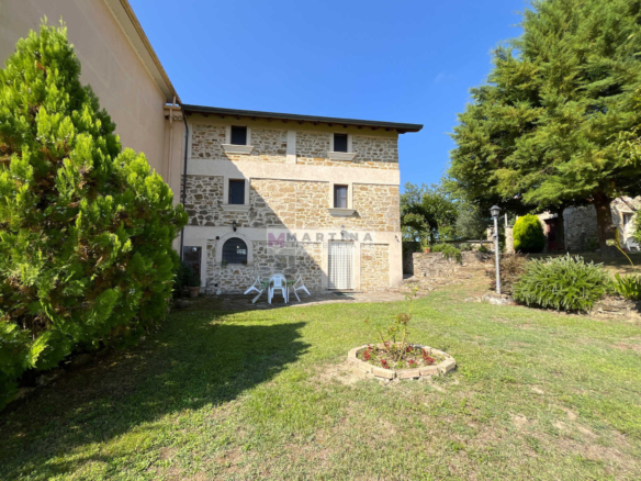 Casale immerso nella natura con terreno