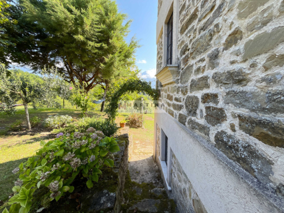 Casale immerso nella natura con terreno