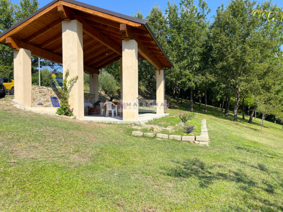 Casale immerso nella natura con terreno