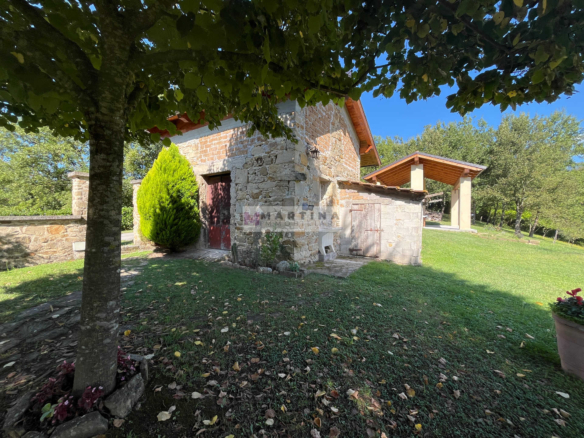 Casale immerso nella natura con terreno