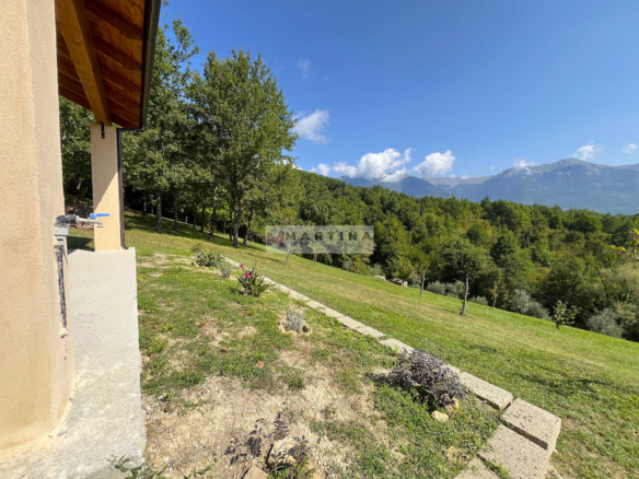 Casale immerso nella natura con terreno