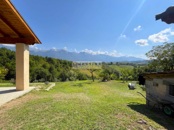 Casale immerso nella natura con terreno