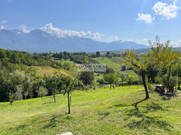 Casale immerso nella natura con terreno