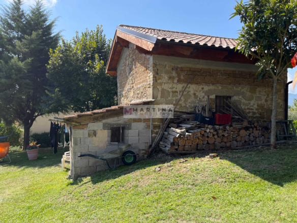 Casale immerso nella natura con terreno