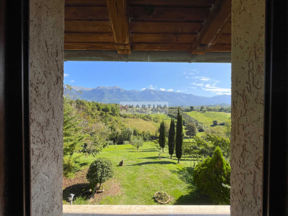 Casale immerso nella natura con terreno
