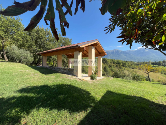 Casale immerso nella natura con terreno