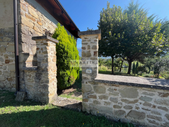 Casale immerso nella natura con terreno