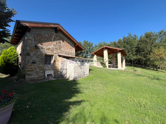 Casale immerso nella natura con terreno