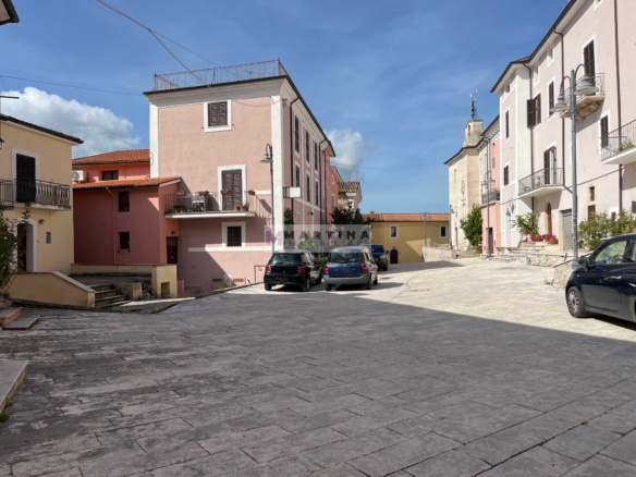 Quadrilocale con cantine