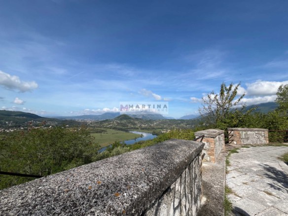 Quadrilocale con cantine