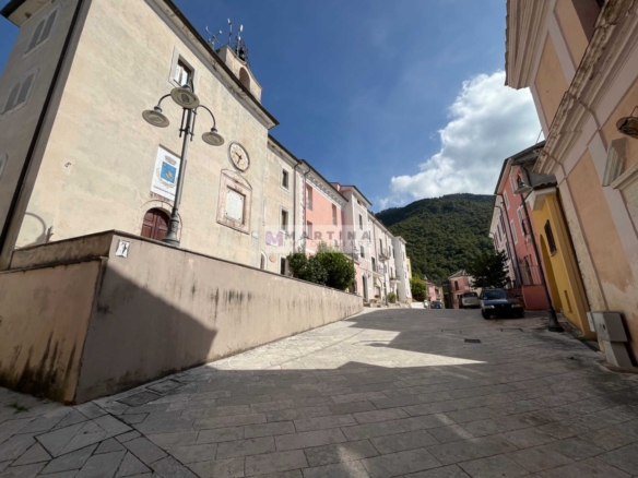 Quadrilocale con cantine