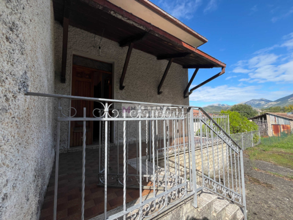 Casa indipendente con terreno